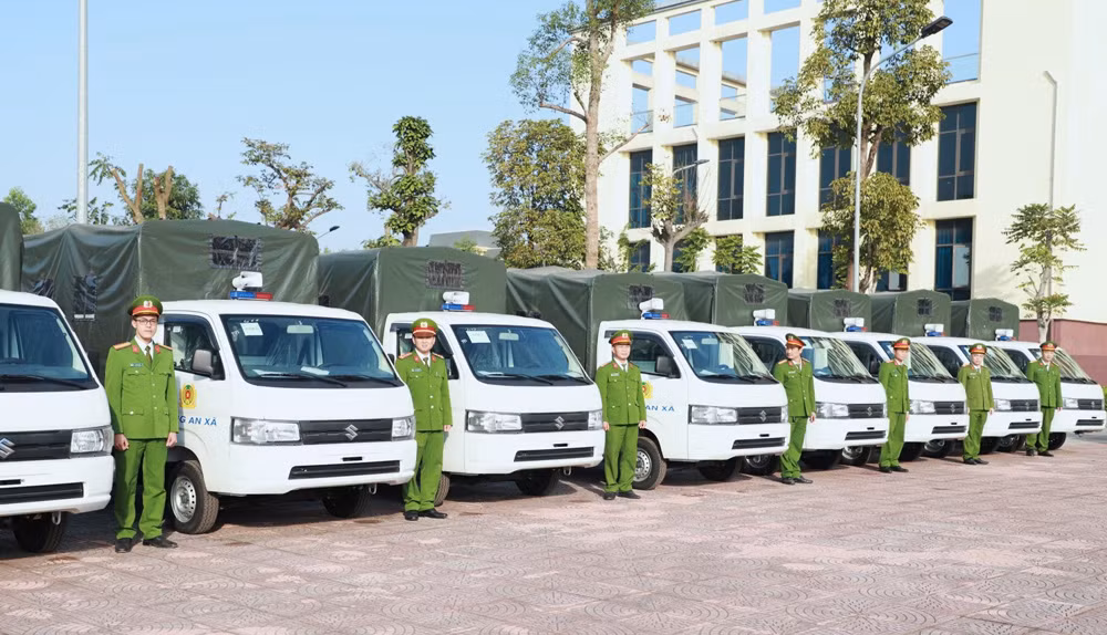 Bàn giao xe ô tô chuyên dụng cho lực lượng Công an xã -0