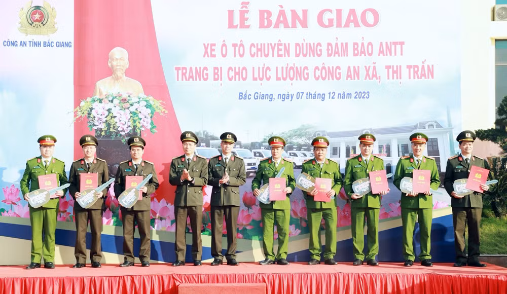 Bàn giao xe ô tô chuyên dụng cho lực lượng Công an xã -1