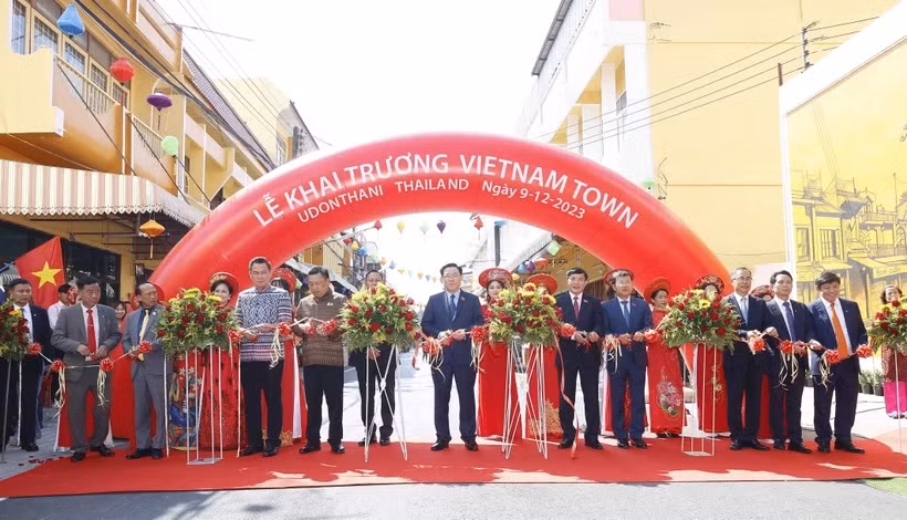 Chủ tịch Quốc hội khai trương Phố Việt Nam tại Udon Thani của Thái Lan -0