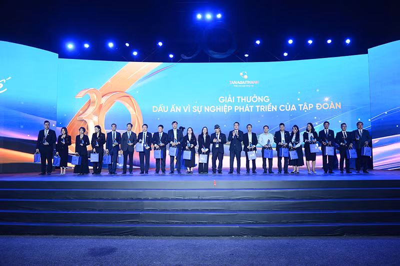 “Đại tiệc” âm thanh và ánh sáng trong lễ kỷ niệm 30 năm thành lập Tập đoàn Tân Á Đại Thành -1