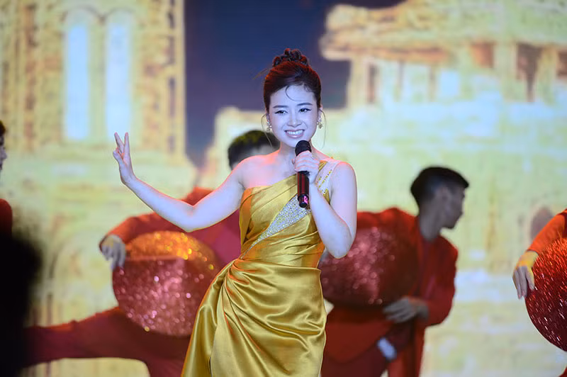 “Đại tiệc” âm thanh và ánh sáng trong lễ kỷ niệm 30 năm thành lập Tập đoàn Tân Á Đại Thành -0