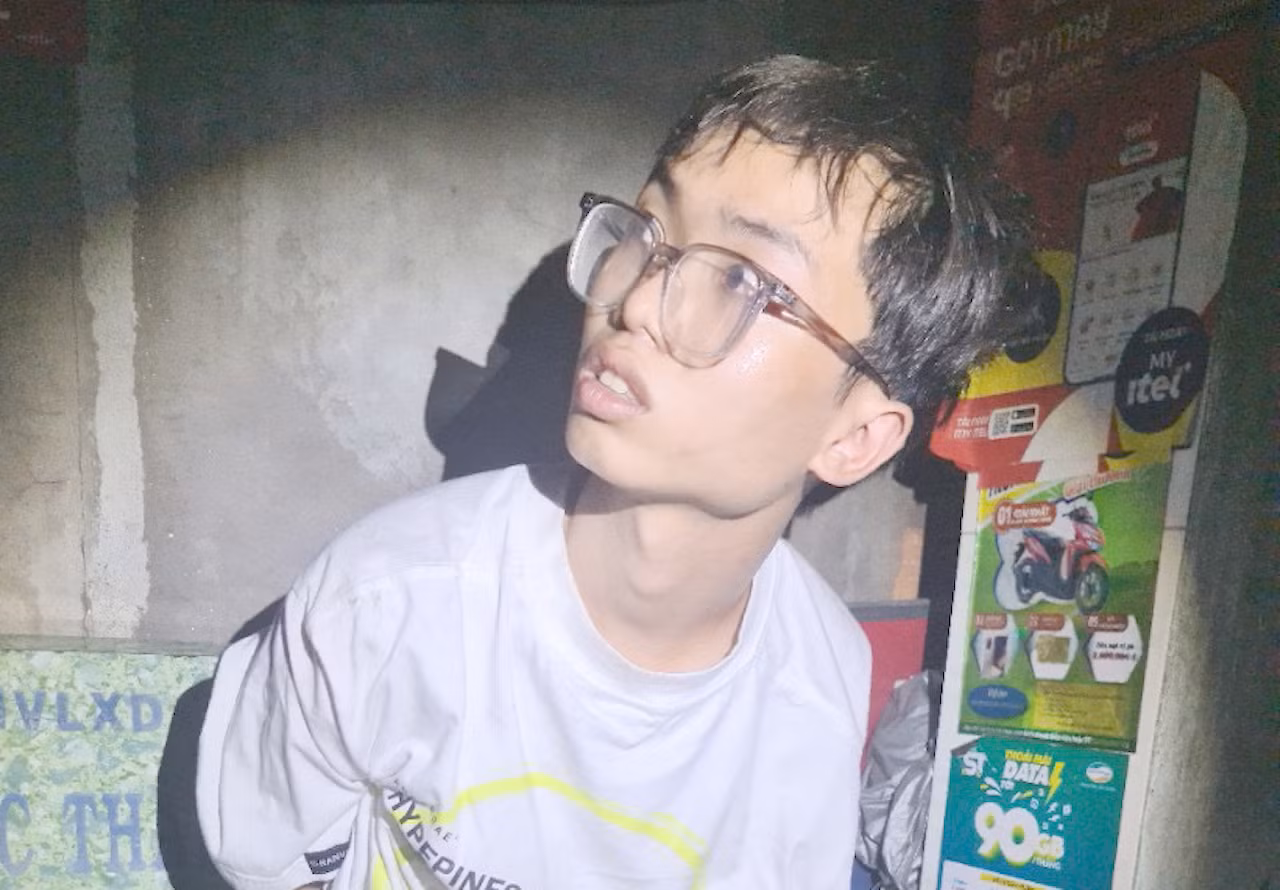 Phút sinh tử đối mặt với 2 kẻ cướp có súng -0