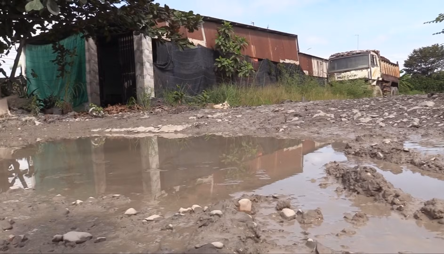 Xử lý xe quá tải gây hư hỏng đường ở Bình Dương -0