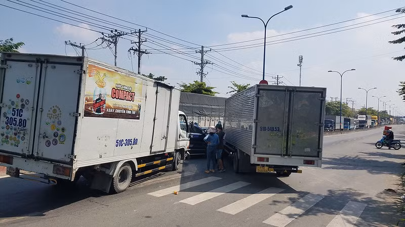 Hai chiều đường ún ừ nghiêm trọng nhiều giờ sau vụ va chạm liên hoàn -0
