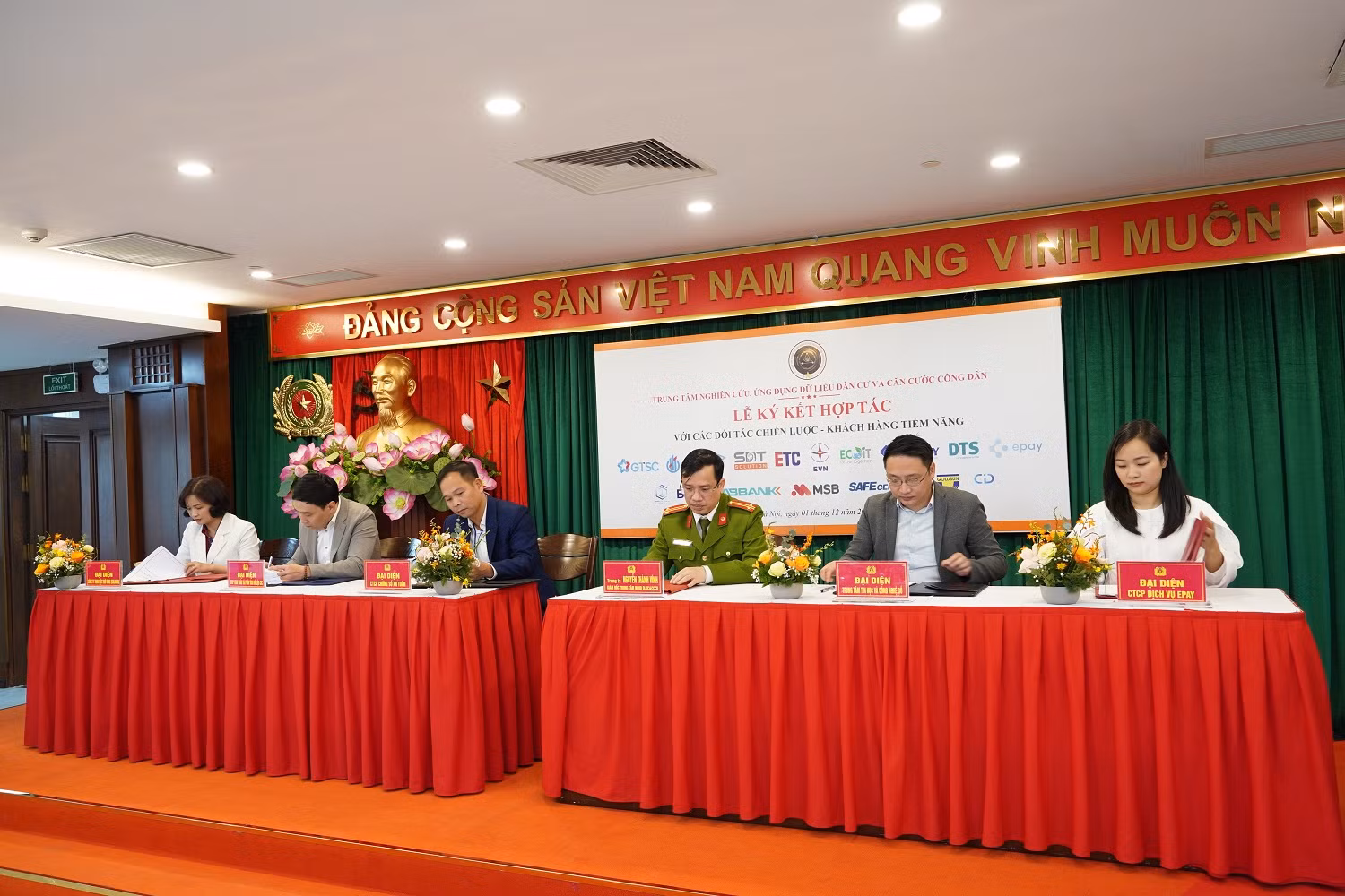 Ký thỏa thuận hợp tác giữa Trung tâm nghiên cứu, ứng dụng dữ liệu dân cư và CCCD với 12 đối tác -0