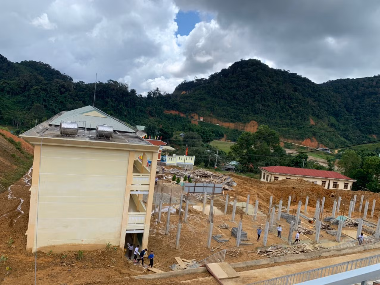 Đầu tư hơn 60 tỷ đồng xây trường học rồi bỏ hoang -0