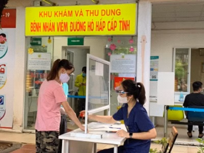 Người dân test nhanh COVID-19 dương tính tự nhập viện, nguy cơ lây dịch ra cộng đồng -0
