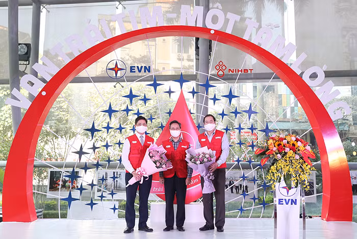 Tuần lễ hồng EVN: “Vạn trái tim – Một tấm lòng” -0