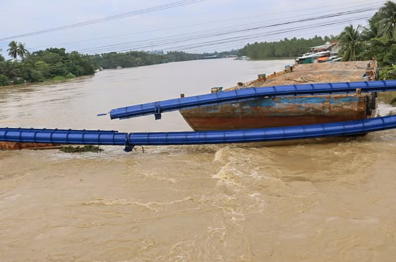  Đã xác định chủ sà lan gây vỡ ống dẫn nước bắt qua sông Cái Nha Trang -0