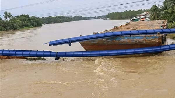 Đã xác định chủ sà lan gây vỡ ống dẫn nước bắc qua sông Cái Nha Trang ảnh 2