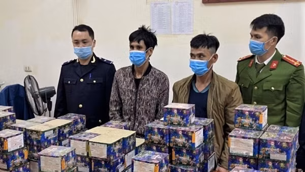 Đồng hương rủ nhau buôn pháo kiếm tiền tiêu tết