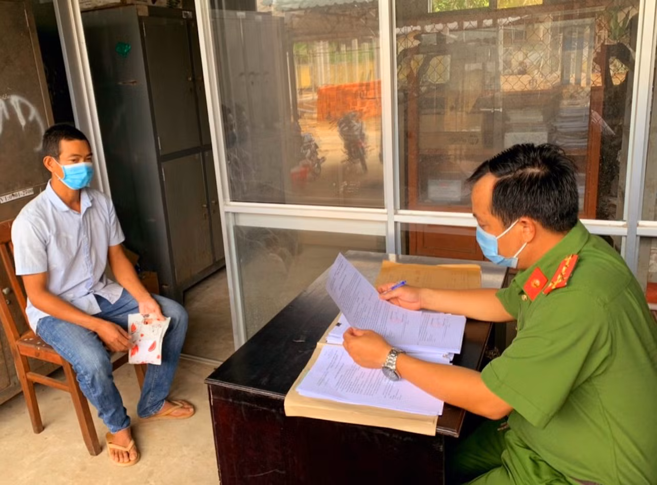 Khởi tố con rể dùng dao chém mẹ vợ -0