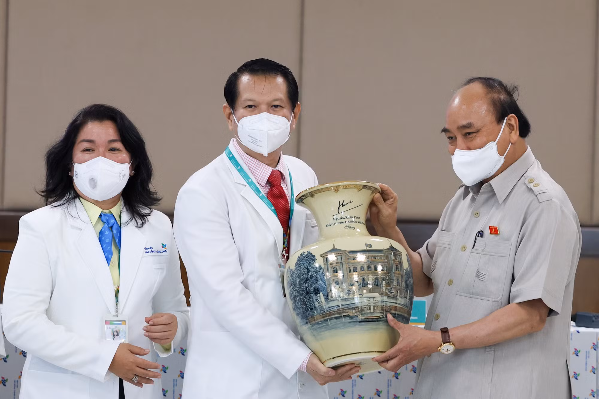 Chủ tịch nước Nguyễn Xuân Phúc đến thăm và tặng quà cho các bệnh nhi Bệnh viện Nhi đồng thành phố -0
