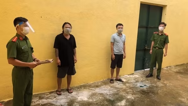 Khen thưởng các cá nhân bắt đối tượng truy nã đặc biệt nguy hiểm ảnh 1