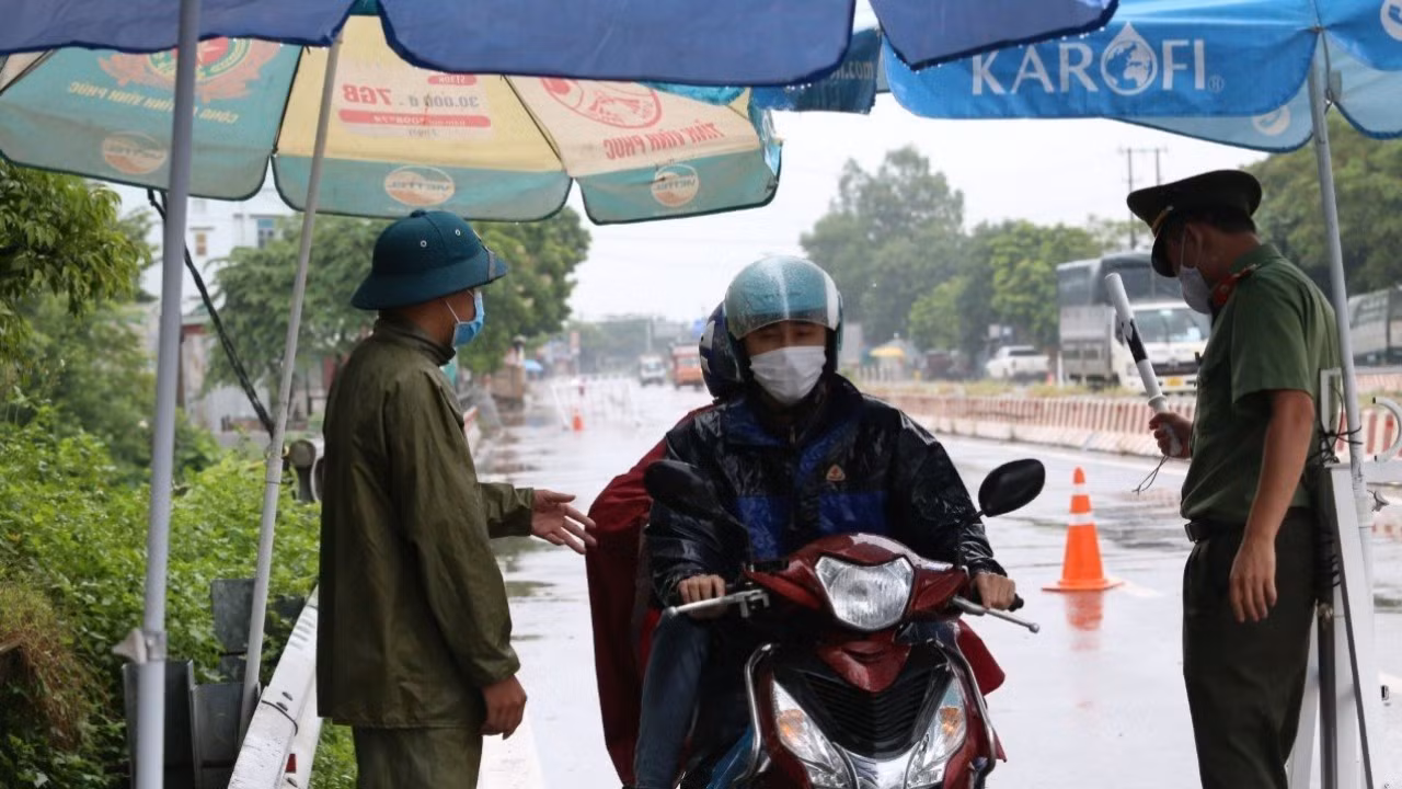  Người dân từ vùng xanh đi qua chốt kiểm soát không giấy xét nghiệm SARS-CoV-2 -0