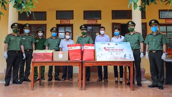 Người dân tiếp tục được hỗ trợ về quê theo phương án an toàn chống dịch ảnh 8