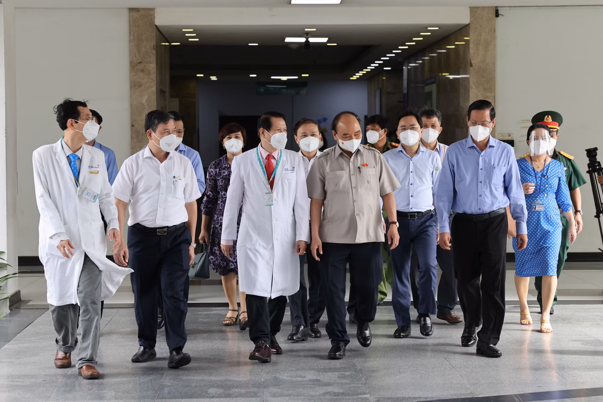 Chủ tịch nước Nguyễn Xuân Phúc đến thăm và tặng quà cho các bệnh nhi Bệnh viện Nhi đồng thành phố -0