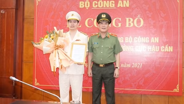 Trao quyết định bổ nhiệm Phó Cục trưởng Cục Hậu cần