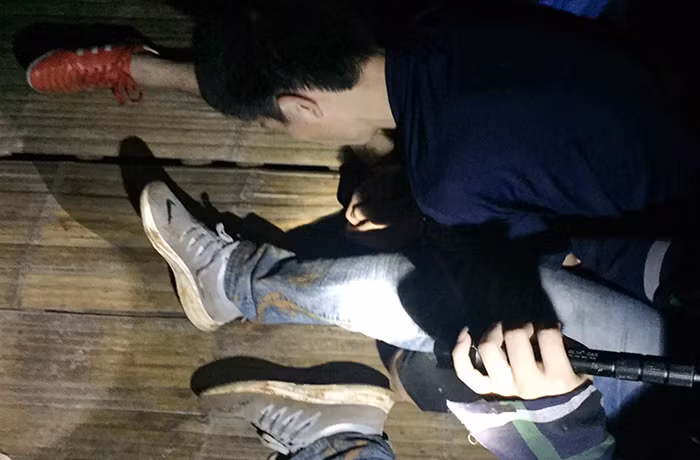 Cuộc đấu trí căng thẳng với đối tượng mua bán ma túy thủ 2 khẩu súng trốn trong rừng -0