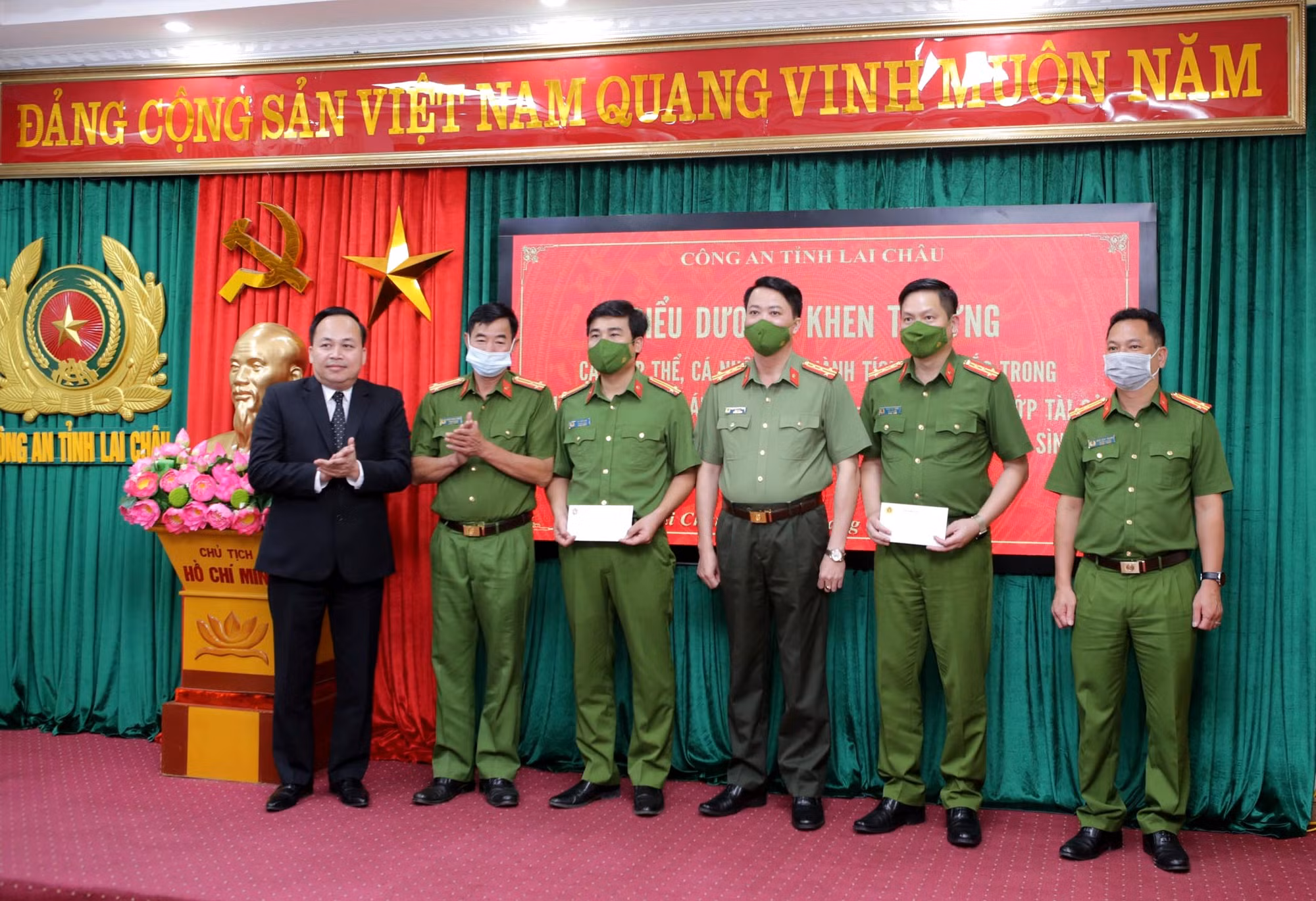 Giả làm thầy cúng để lừa nạn nhân uống nước lá ngón để giết hại, cướp vàng bạc -0
