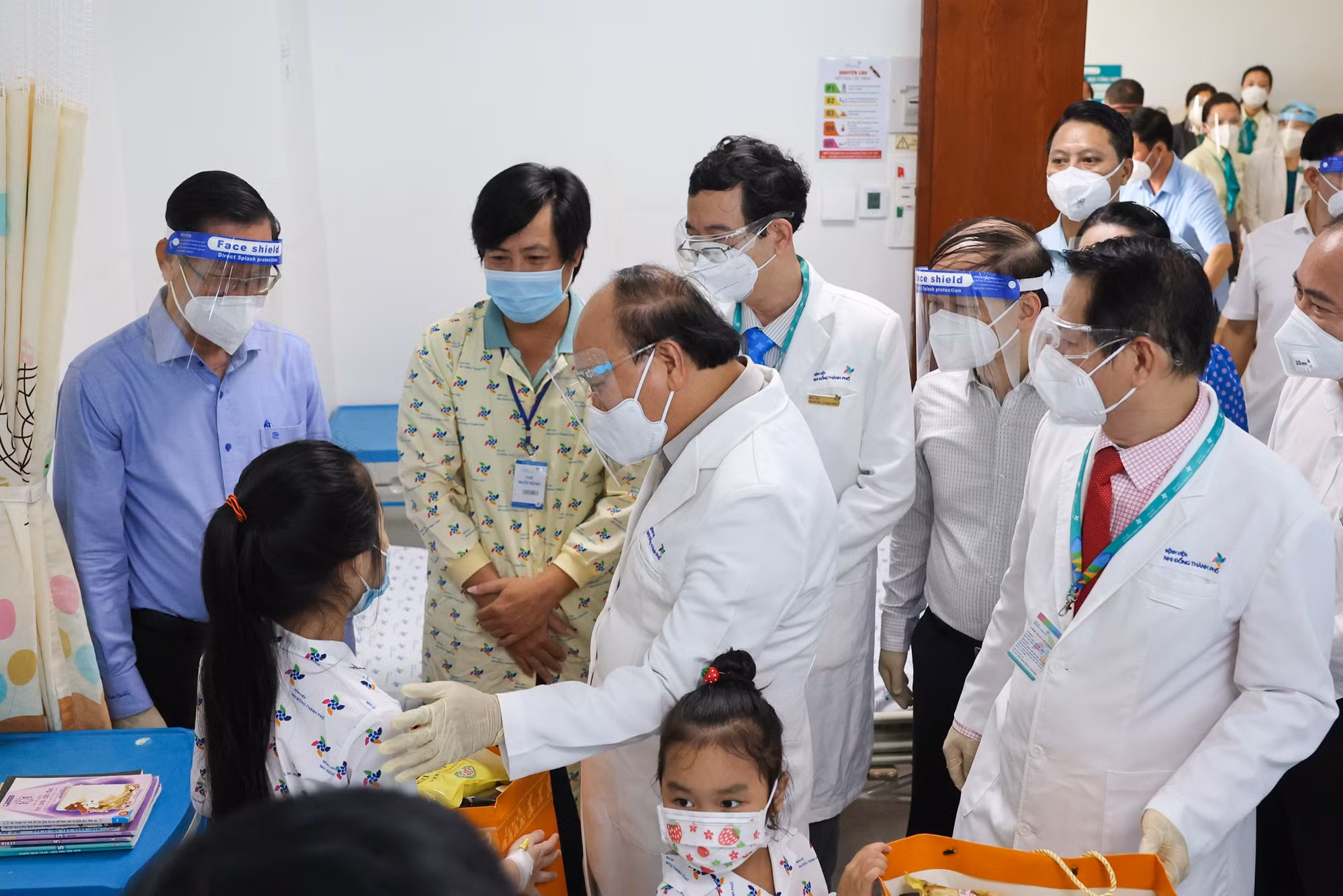 Chủ tịch nước Nguyễn Xuân Phúc đến thăm và tặng quà cho các bệnh nhi Bệnh viện Nhi đồng thành phố -0
