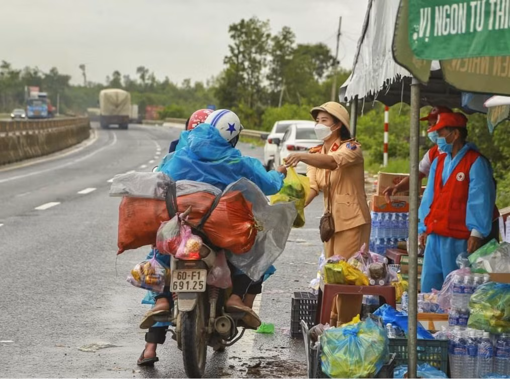 Công an Quảng Trị bám đường giúp dân về quê: Những người đi… “ngược”! -1