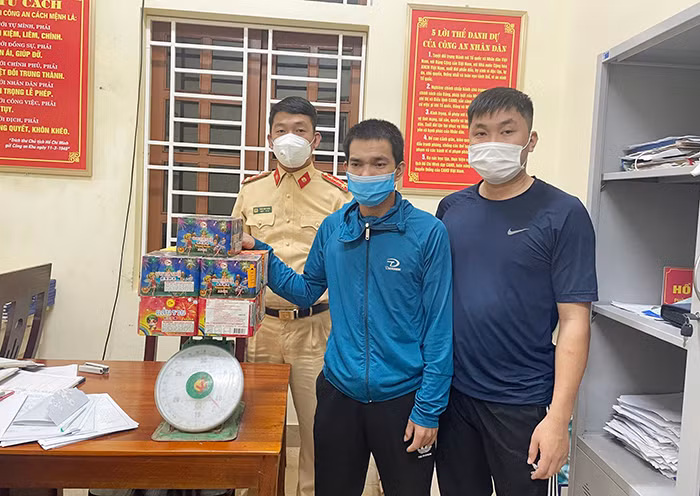  Bắt nam thanh niên vận chuyển pháo nổ đi tiêu thụ trong đêm khuya -0