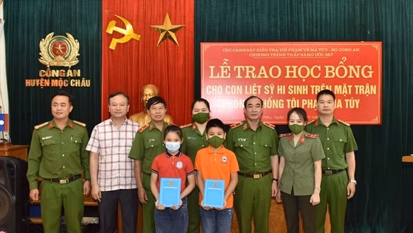 Trao học bổng “Thắp sáng ước mơ” cho con các liệt sỹ trong phòng, chống ma túy ảnh 2