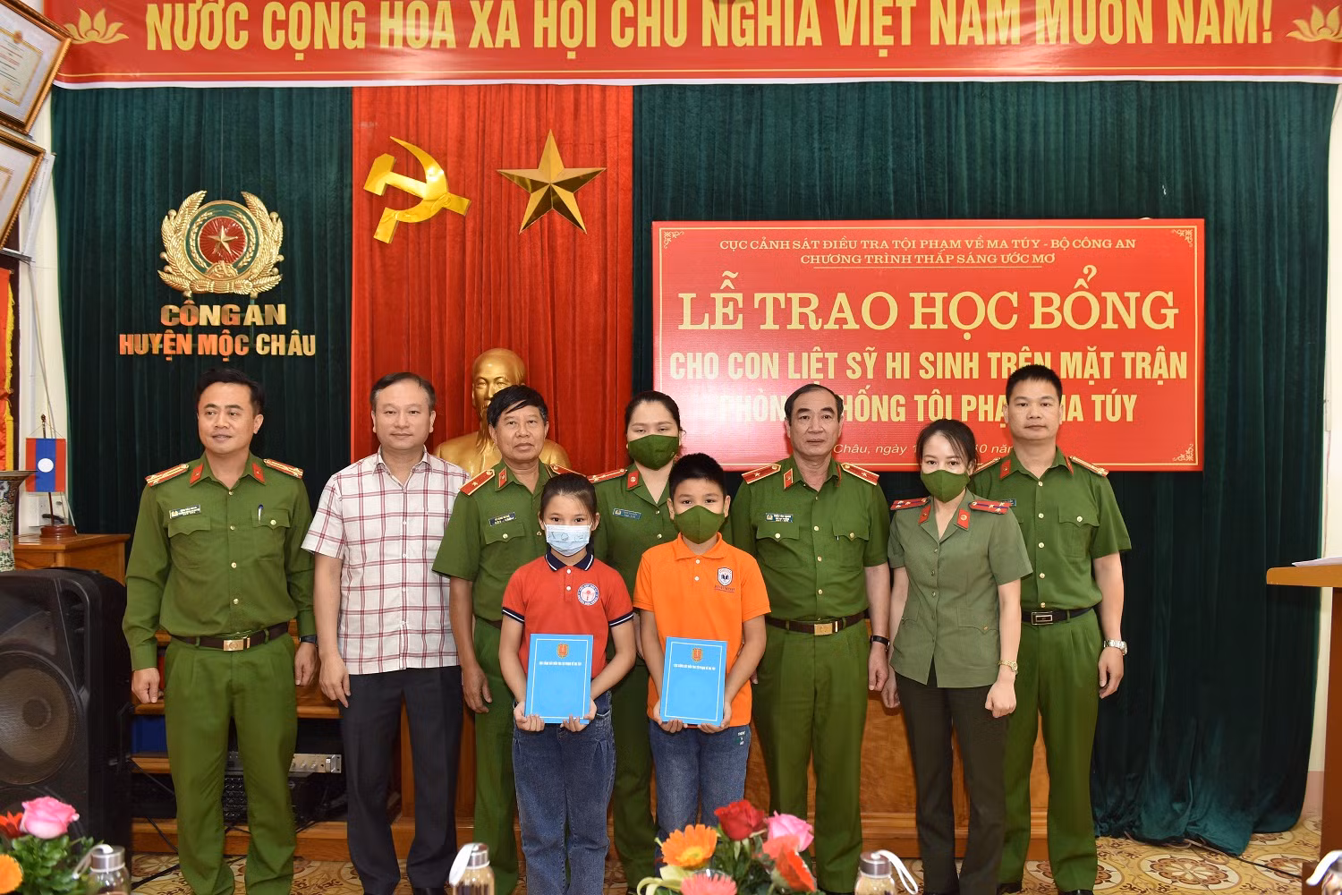Trao học bổng Thắp sáng ước mơ cho con các liệt sỹ trong phòng, chống ma túy -0
