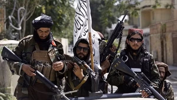 Hoảng loạn sau vụ đánh bom ở quê nhà Taliban ảnh 4