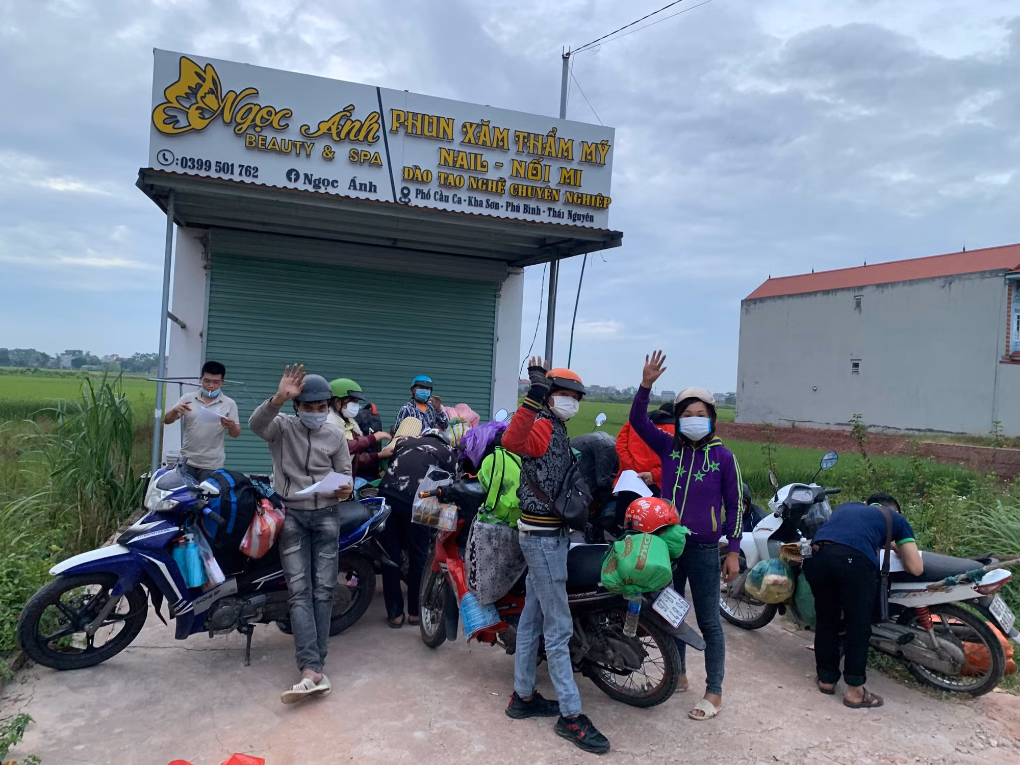 CSGT Bắc Giang dầm mưa đón người dân về quê chống dịch -0