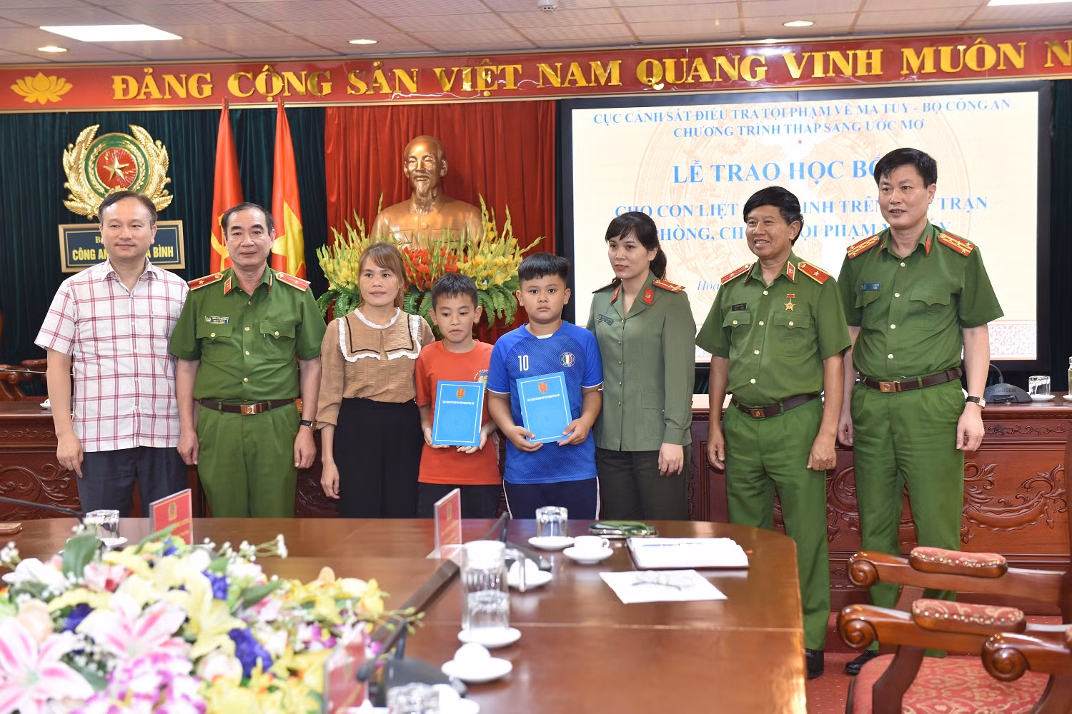 Trao học bổng Thắp sáng ước mơ cho con các liệt sỹ trong phòng, chống ma túy -0