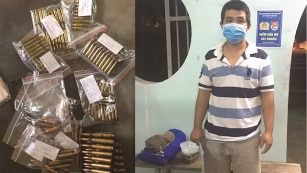 Mang súng&nbsp;cùng 60 viên đạn đi bán thì bị bắt ảnh 3