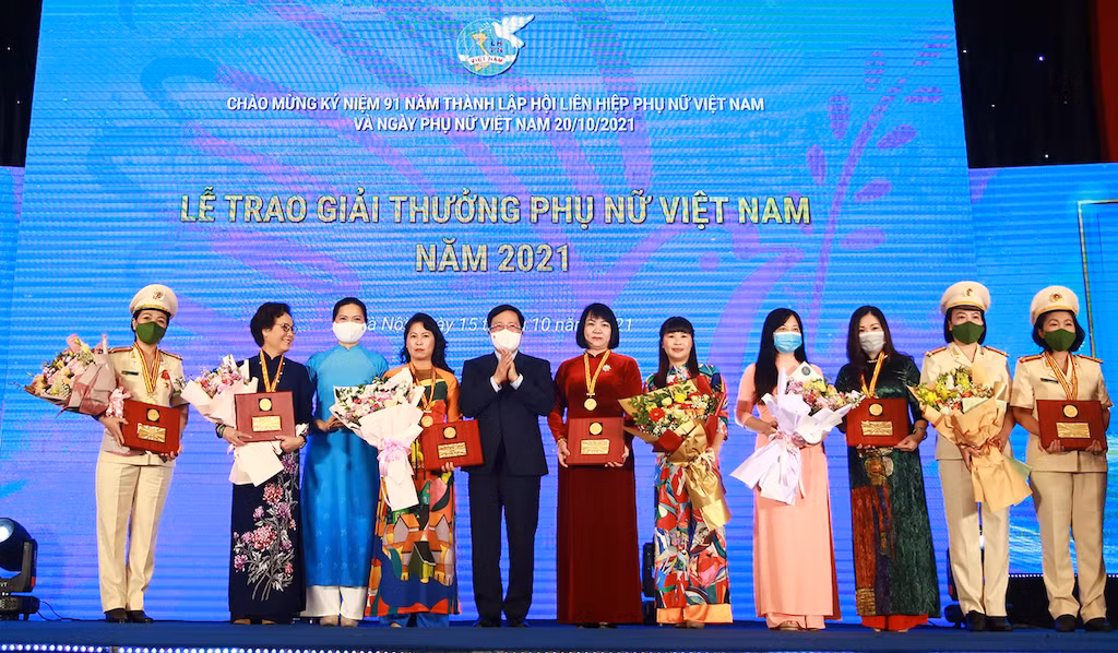 Hai điển hình của Bộ Công an nhận Giải thưởng Phụ nữ Việt Nam năm 2021 -0