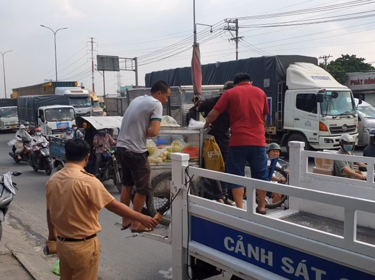 Hai vợ chồng lần lượt bị tai nạn vì…bán hàng rong trong làn xe ô tô -0