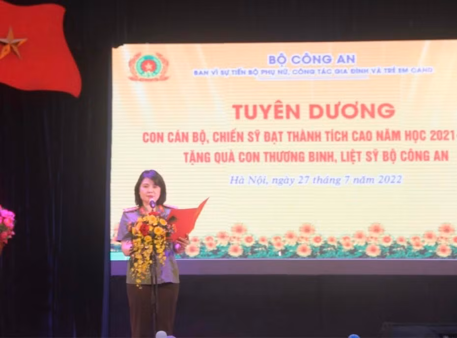 Tuyên dương con cán bộ chiến sĩ CAND đạt thành tích cao và tặng quà con thương binh, liệt sĩ -0