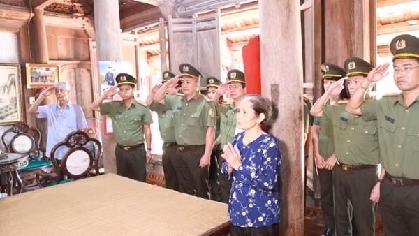 Tuyên dương con CBCS và tặng quà con thương binh, liệt sĩ CAND ảnh 5