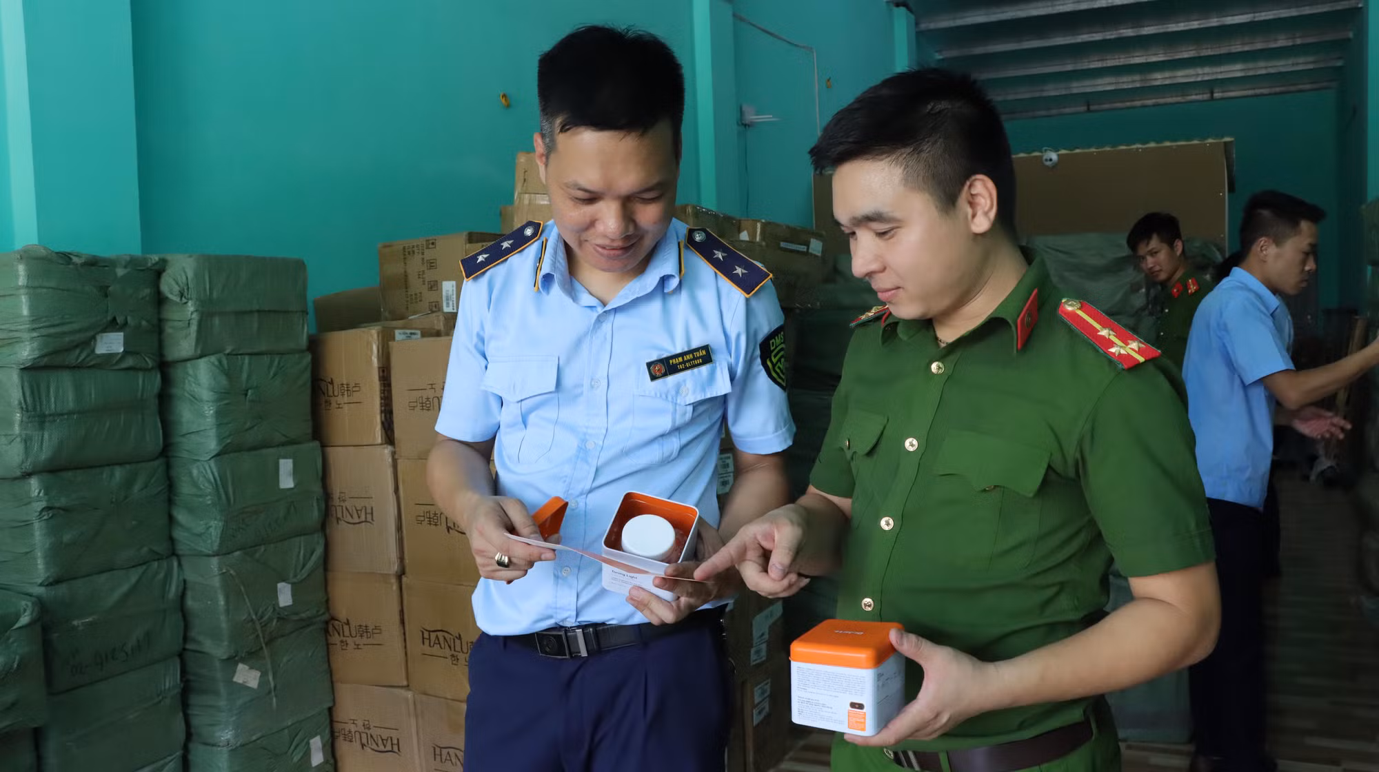 Phát hiện kho chứa hơn 20 tấn nước hoa, mỹ phẩm nghi giả nhãn hiệu nổi tiếng -0