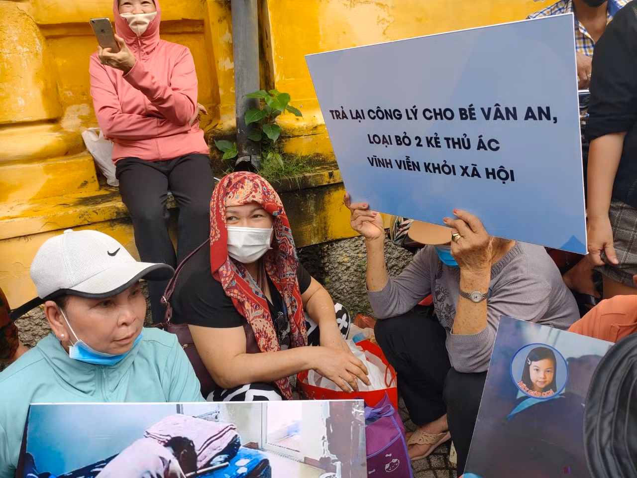Vụ cha đẻ và “dì ghẻ” bạo hành bé gái 8 tuổi: Phiên tòa của sự phẫn nộ -0