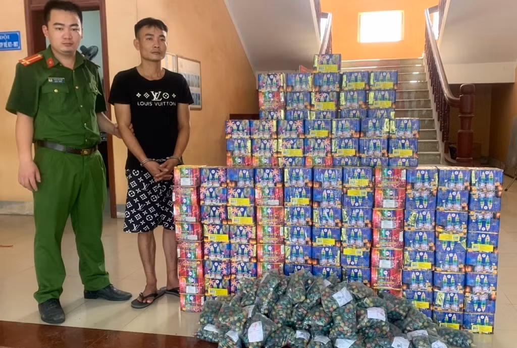 Xe đường dài vận chuyển hơn 3 tạ pháo lậu