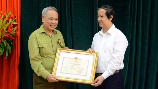 Bộ GD&ĐT tặng Bằng khen cho thí sinh-thương binh chống Mỹ 82 tuổi tốt nghiệp THPT