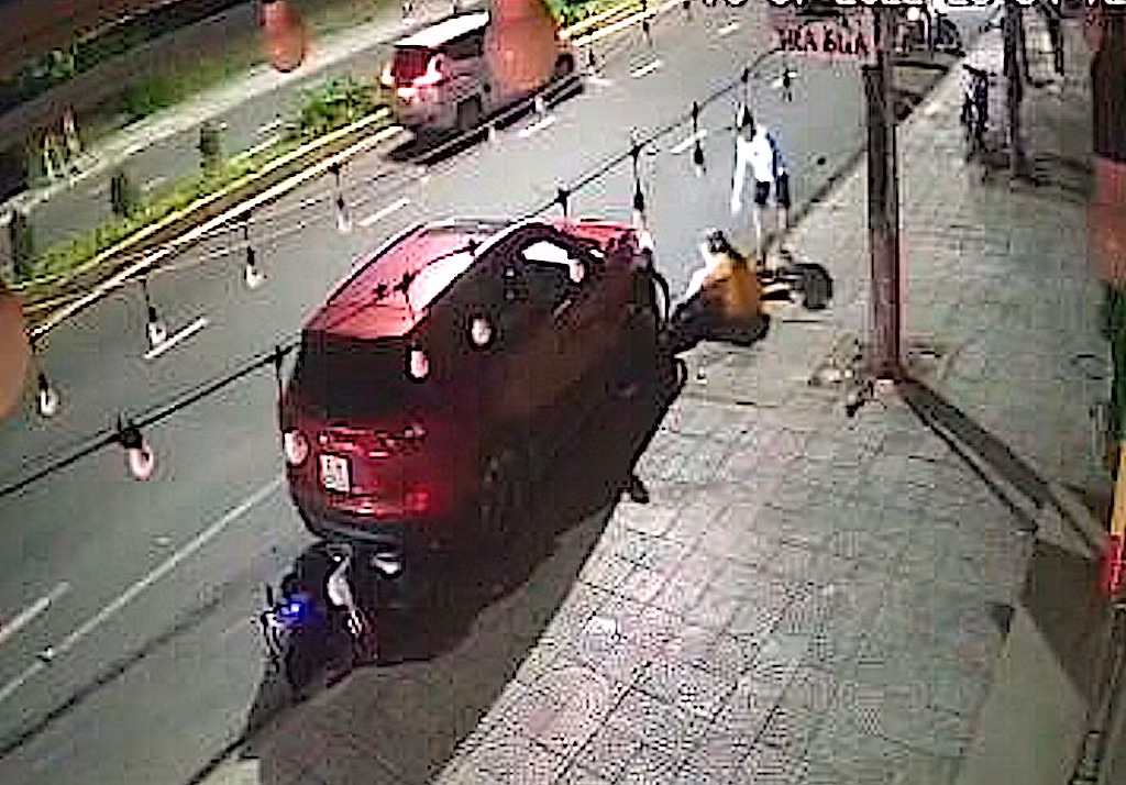 Lái ô tô cố sát bạn trai của vợ cũ vì ghen tuông -0
