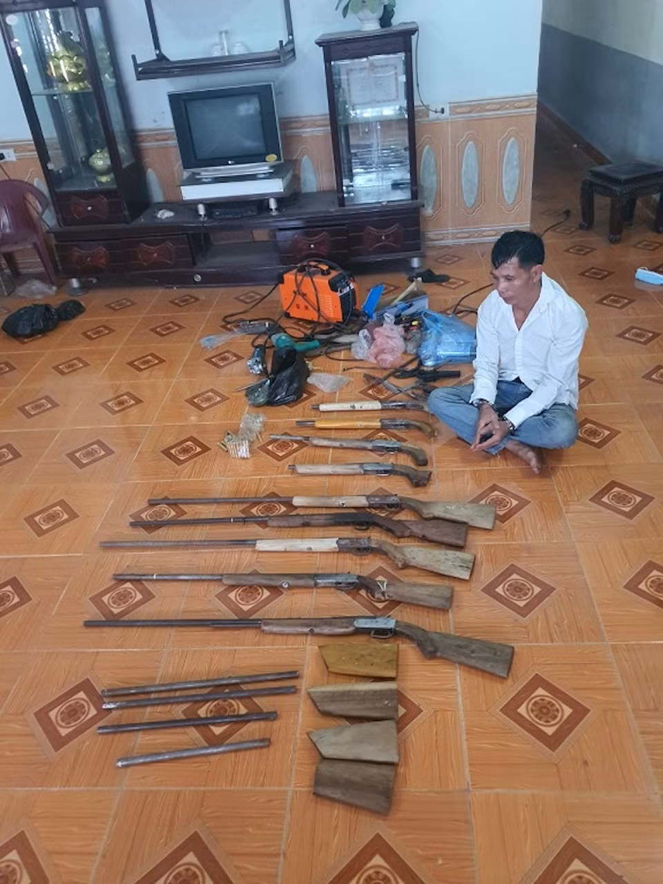 Gã thợ hàn điều hành đường dây chế tạo, tàng trữ, vận chuyển, mua bán trái phép vũ khí quân dụng -0