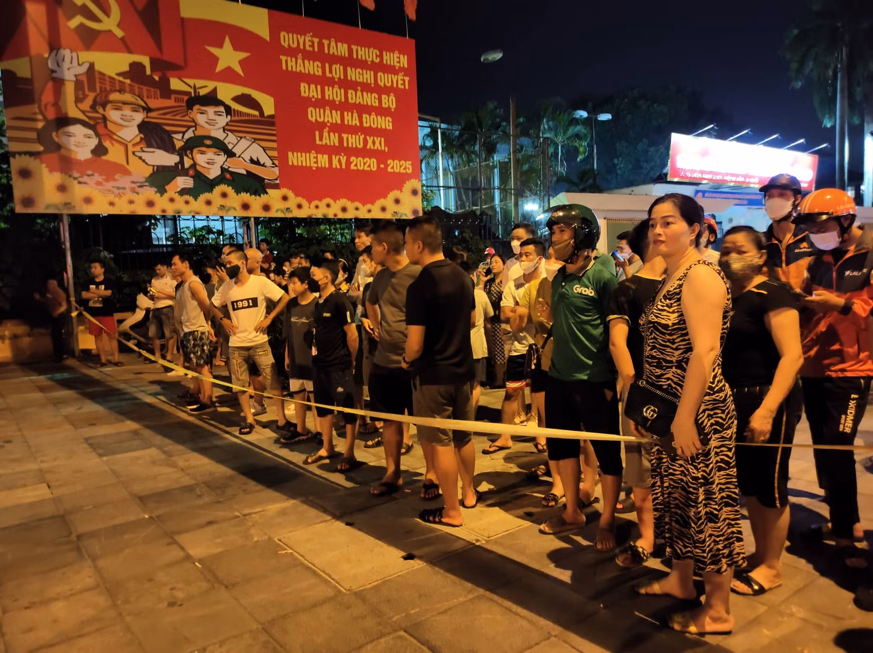 1 người tử vong sau tai nạn liên hoàn giữa 4 ô tô và 6 xe máy -0