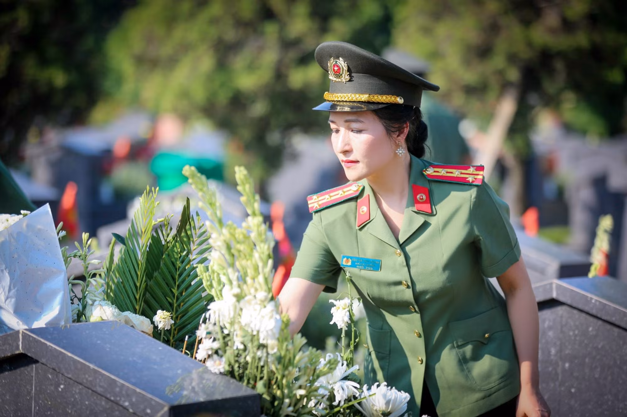 Đoàn đại biểu Cục Truyền thông CAND dâng hương, tri ân các Anh hùng liệt sĩ -1