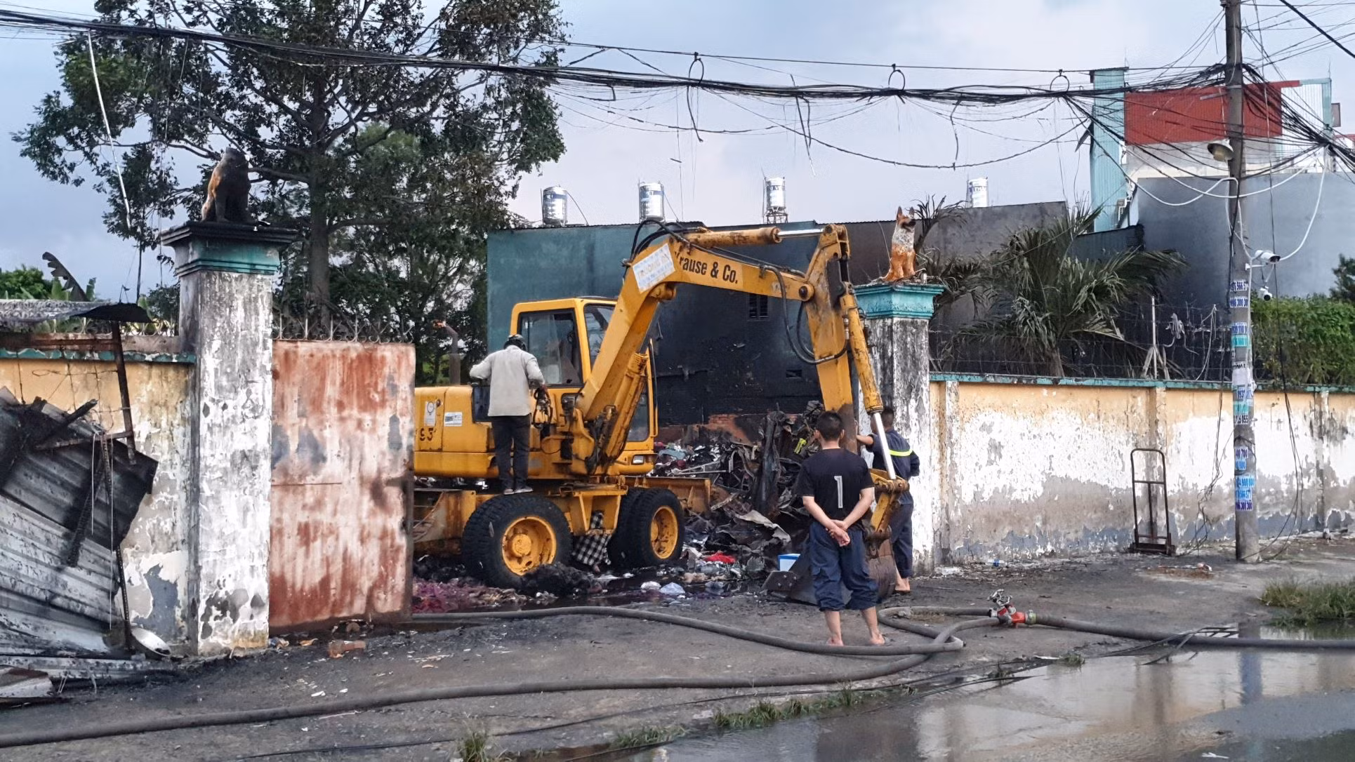 Cháy, đổ sập xưởng vải rộng hàng trăm mét vuông&nbsp;trong khu dân cư -0