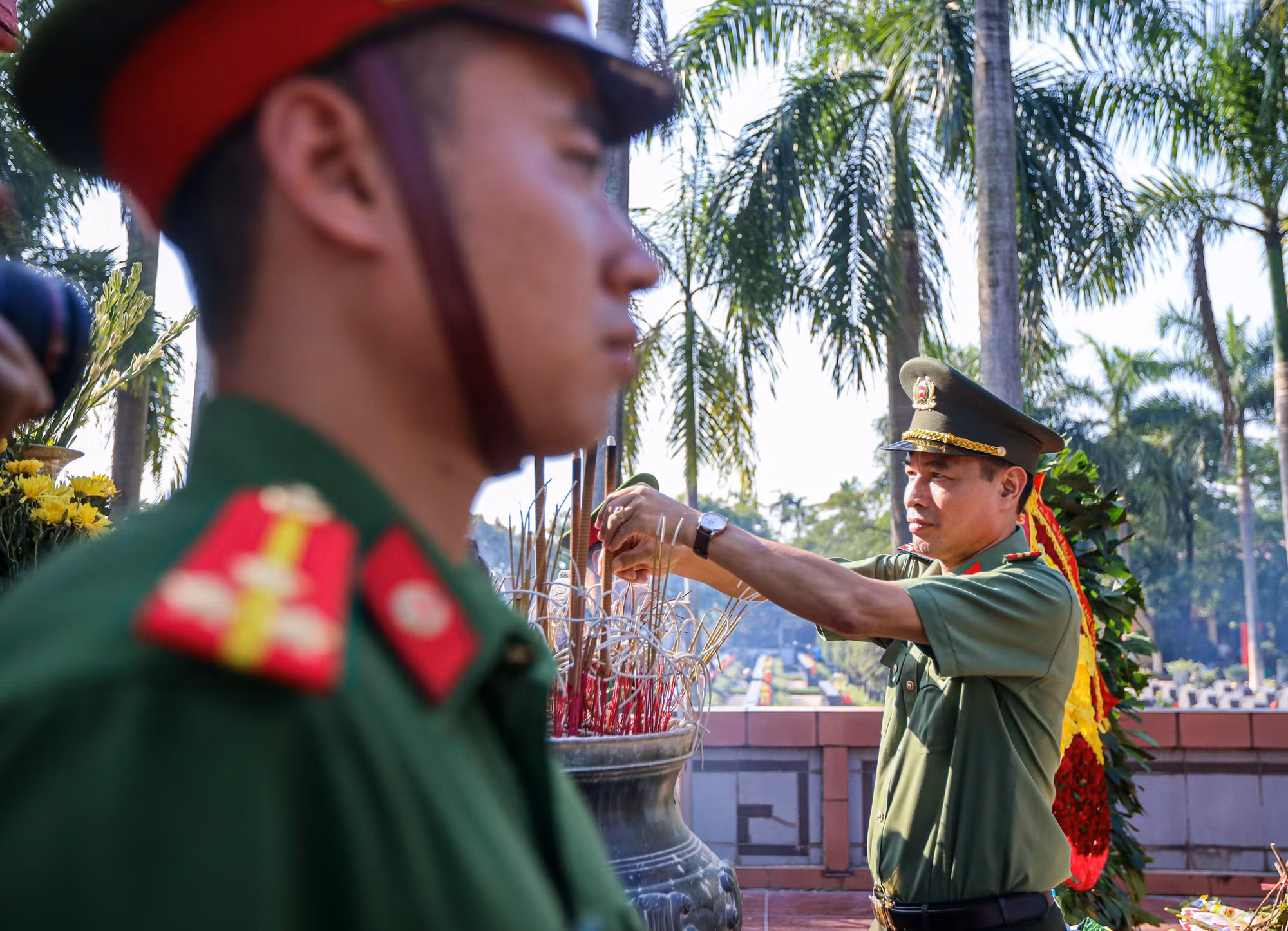 Đoàn đại biểu Cục Truyền thông CAND dâng hương, tri ân các Anh hùng - Liệt sĩ -1