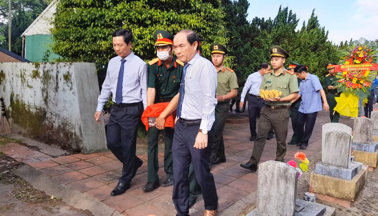 Trang trọng Lễ truy điệu, an táng 5 hài cốt liệt sĩ ở Quảng Trị -0