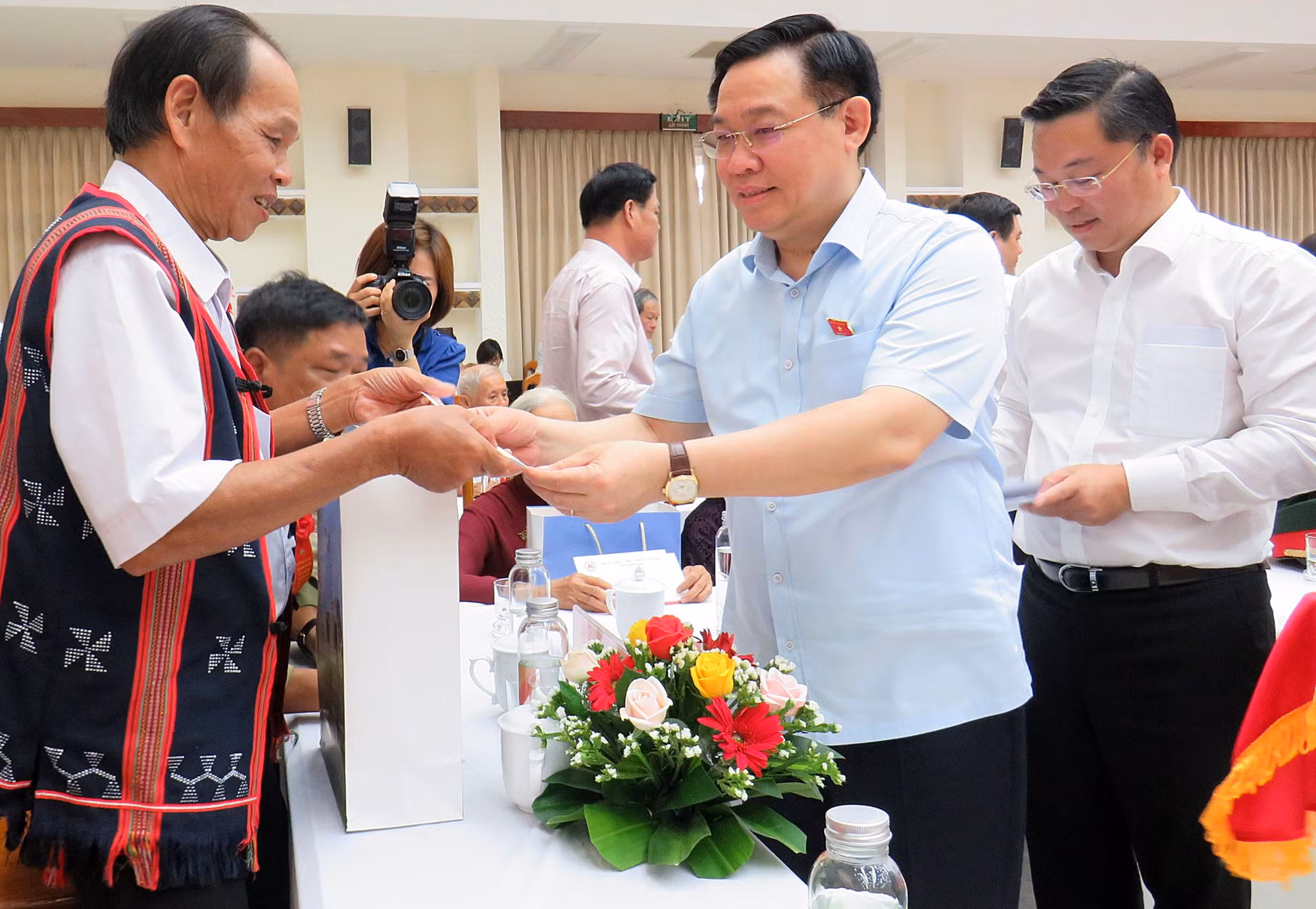 Tổ quốc đời đời nhớ ơn các Anh hùng, liệt sĩ, người có công với cách mạng -0
