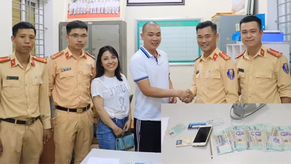 Công an thị xã Kỳ Anh trao trả tài sản người dân đánh rơi